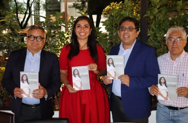 Marybel Villegas acompañada por asistentes durante la presentación de su libro sobre Quintana Roo