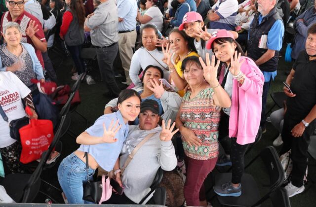 Mariela Gutiérrez saluda a mujeres durante una gira presidencial en el Estado de México